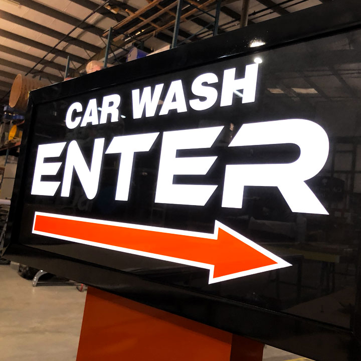 Sign indicating the entrance to a car wash